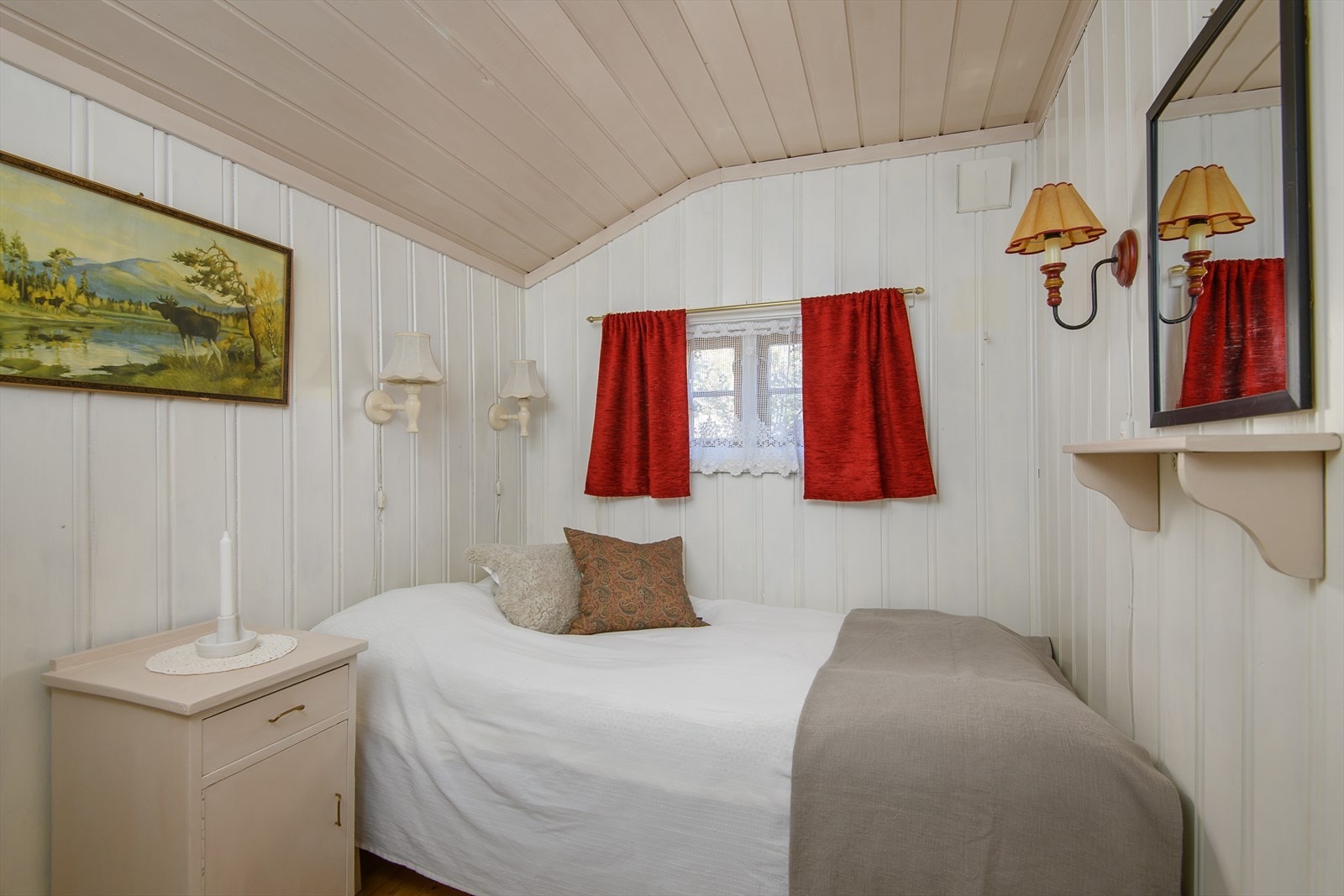 Soverom 1 innredet med dobbeltseng. Vinduer tilfredsstiller ikke dagens krav til rømning. Galleribilde