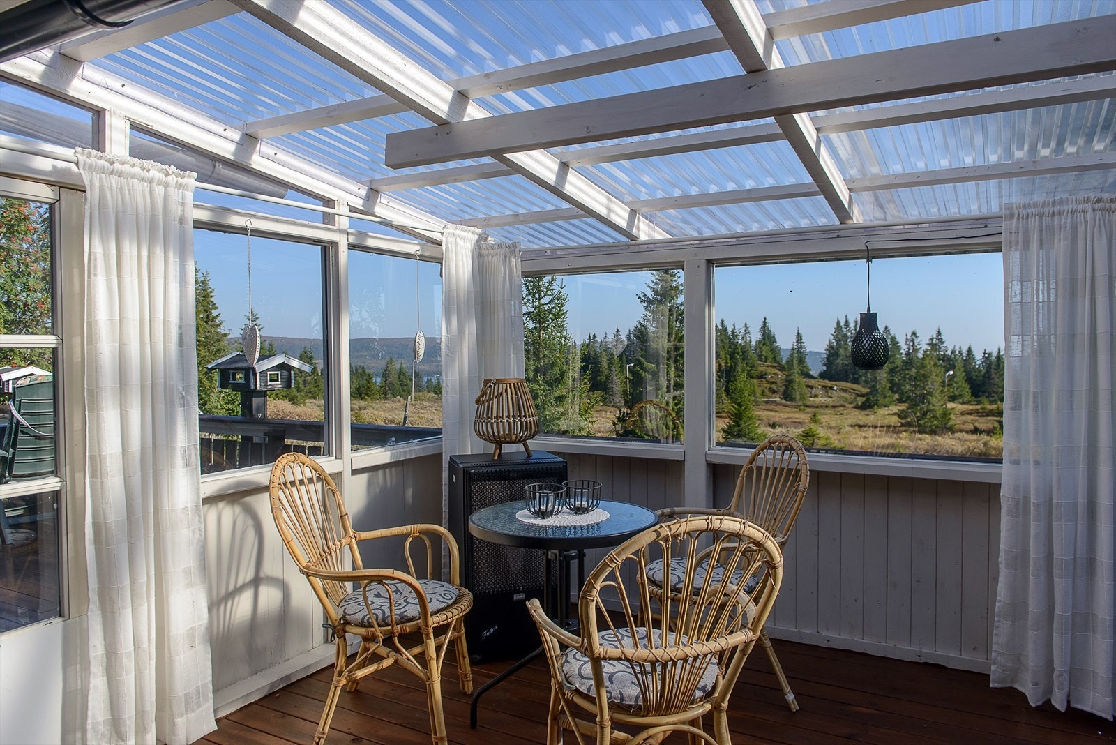 Fin utsikt fra den innebygde verandaen. Galleribilde