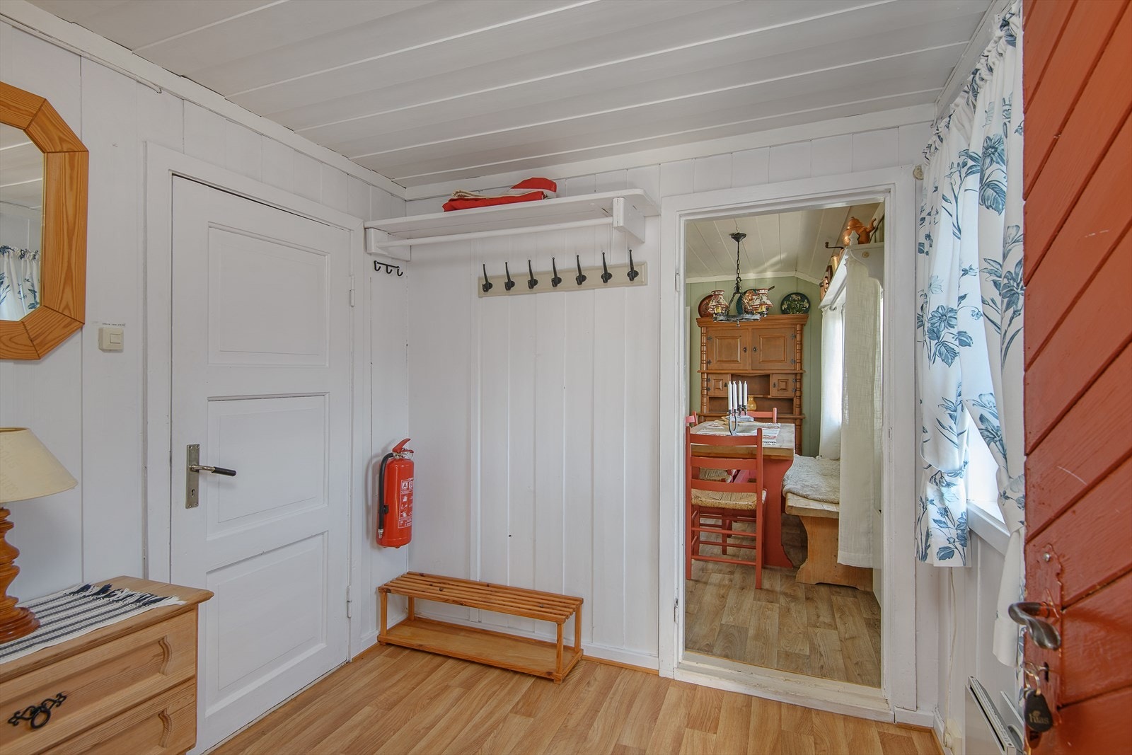 Gang med plass til å henge fra seg yttertøy og utstyr. Herfra er det bl.a dør inn til stue/spisestue. Galleribilde