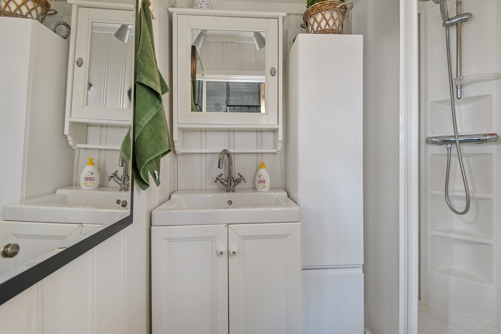 Bad med servantinnredning og dusj. Galleribilde