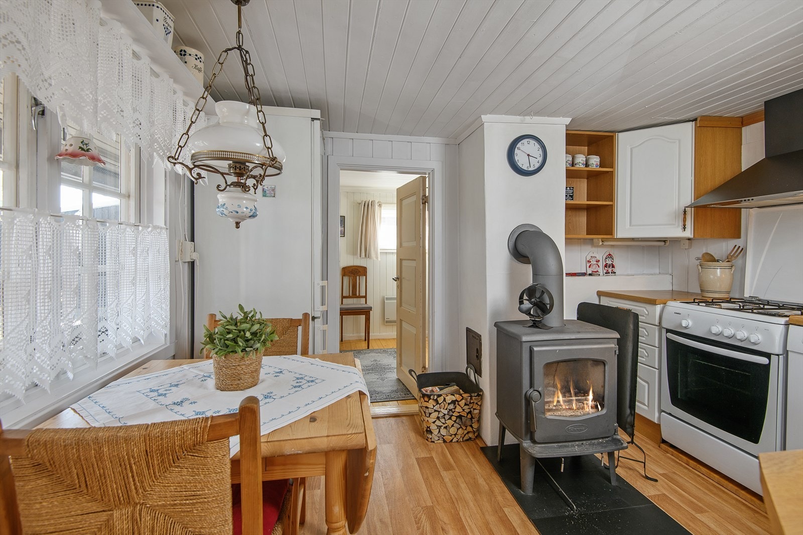 Lyst og trivelig på kjøkkenet. Plass til et lite spisebord under vinduet. Galleribilde