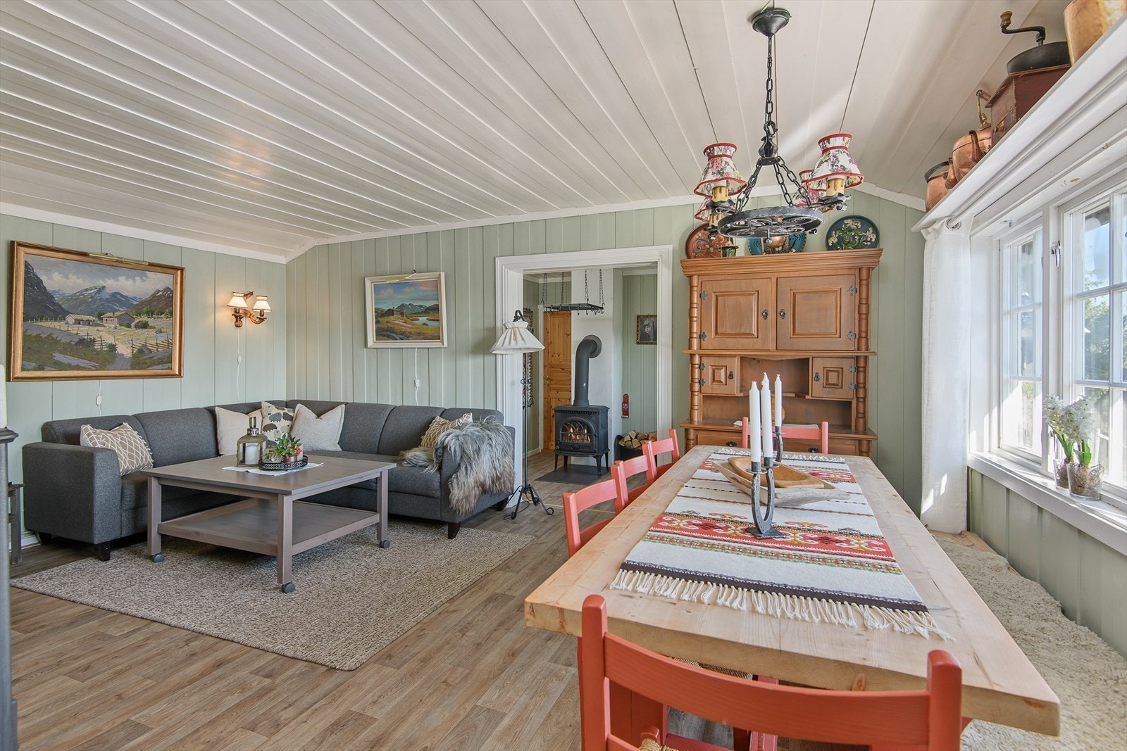 Gode møbleringsmuligheter i oppholdsrommet med god plass til både langbord og sofa. Et naturlig samlingspunkt i hytta. Galleribilde