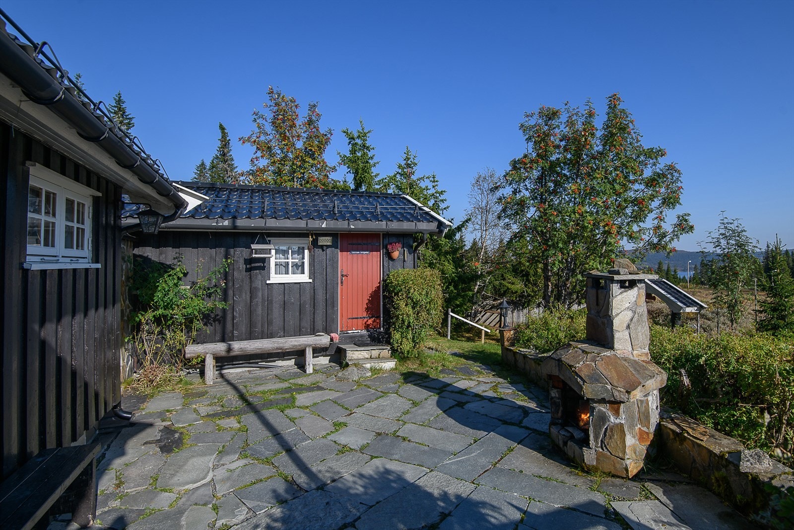 Eiendommen består av hytte og anneks. Galleribilde