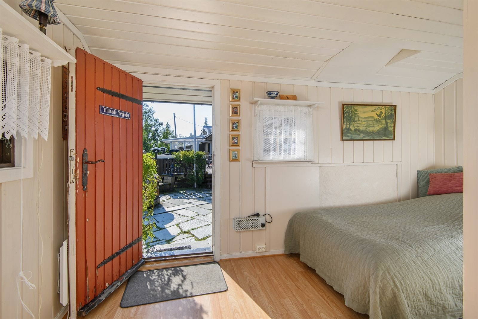 Uthus som er innredet som gjesterom. Dette er ikke omsøkt og det er ikke godkjent for varig opphold. Vegger og tak er malt i lyse fargetoner. Galleribilde