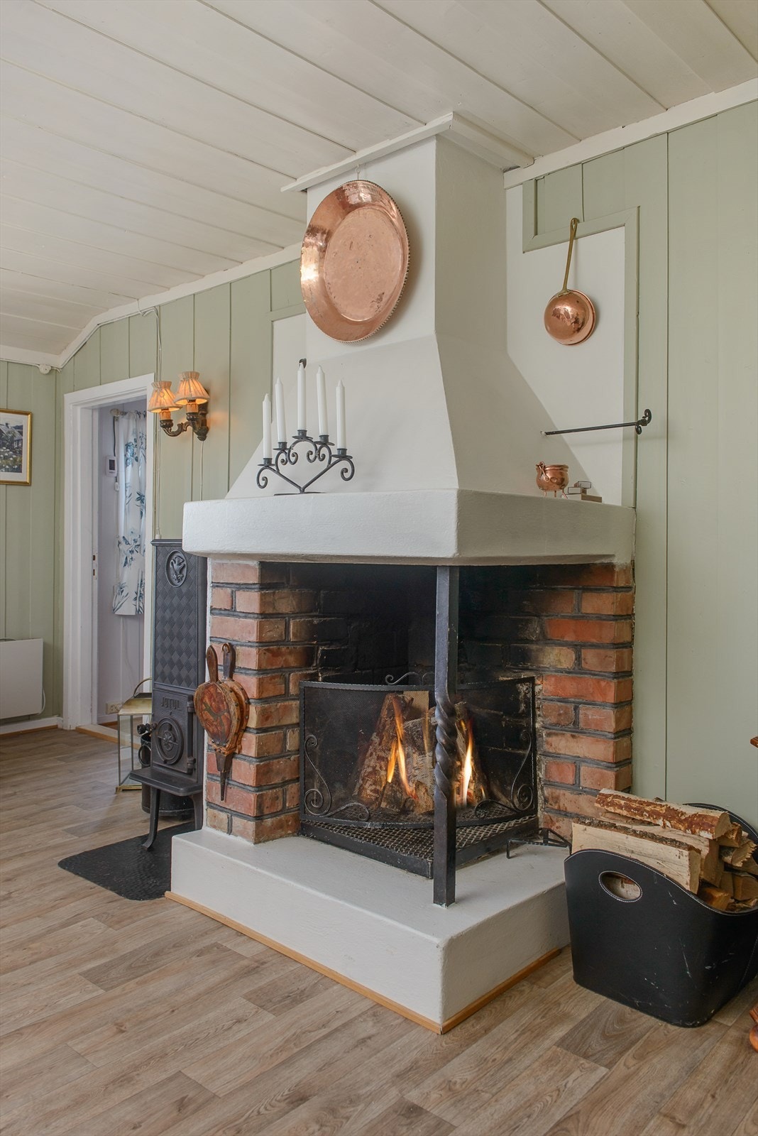 Peiskos på hytta hører med. Hytta varmes opp med vedfyring og elektrisk fyring. Galleribilde