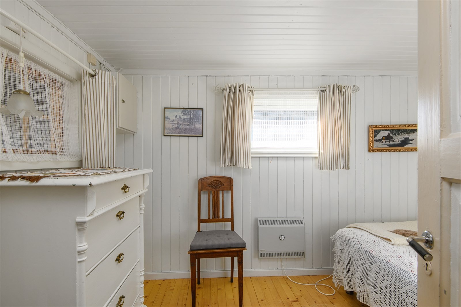 Soverom 3 med plass til kommode for oppbevaring. Galleribilde