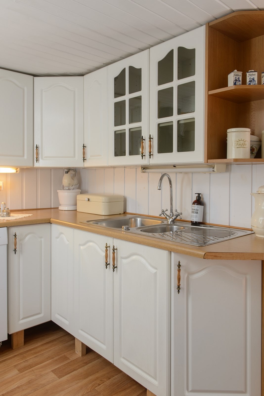 Oppvaskkum i kjøkkeninnredningen. Galleribilde