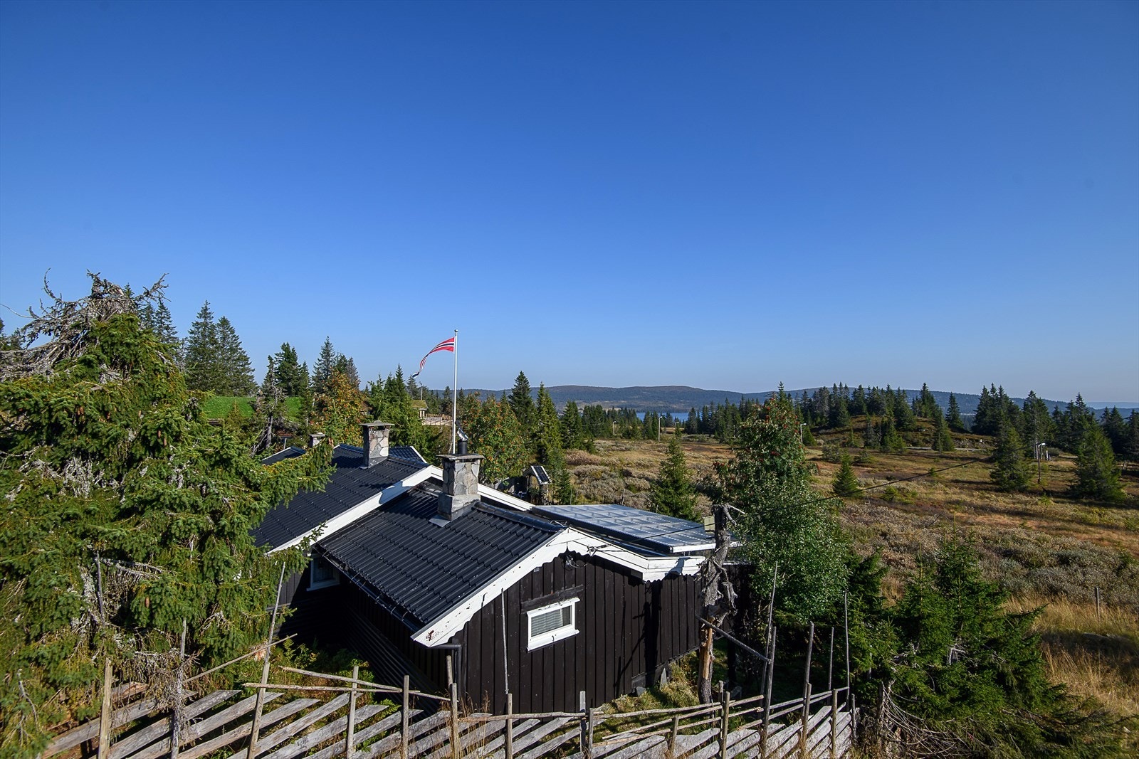 Hytta ligger forholdsvis skjermet for direkte innsyn. Fine solforhold og god utsikt. Galleribilde