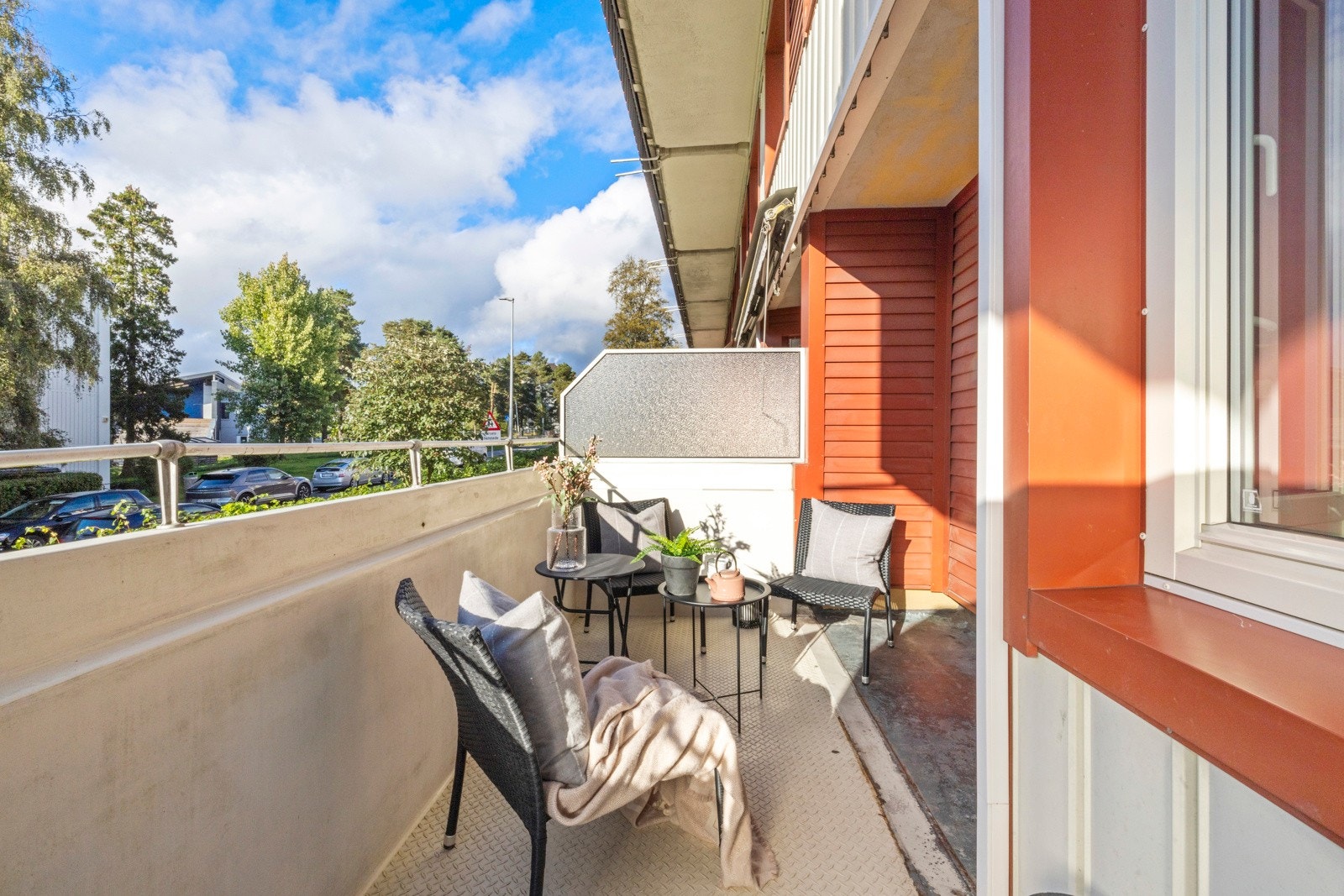 Arealet er på ca 8 kvm og gir plass til sittegruppe som kan omgis av frodige blomsterkrukker og stemningsfulle lyslykter som gjør det ekstra koselig Galleribilde