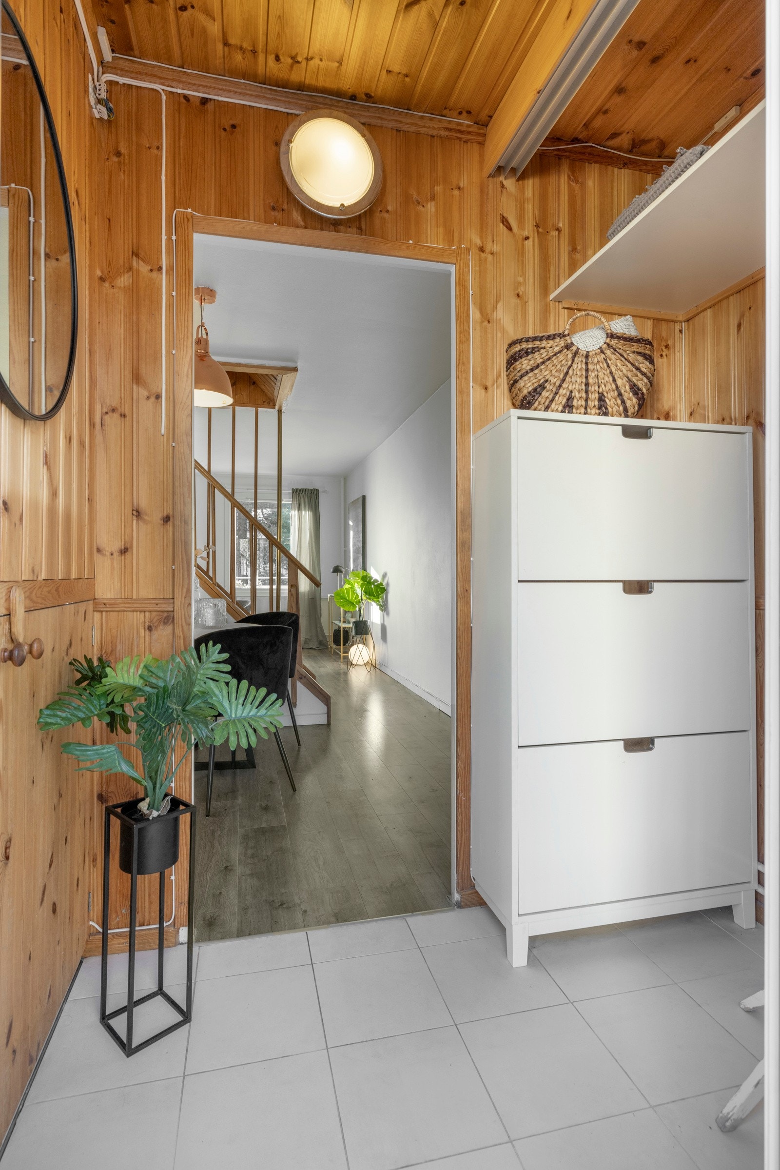 I en nisje er det en veggmontert hylle og plass til skoskap og stumtjener eller så Galleribilde