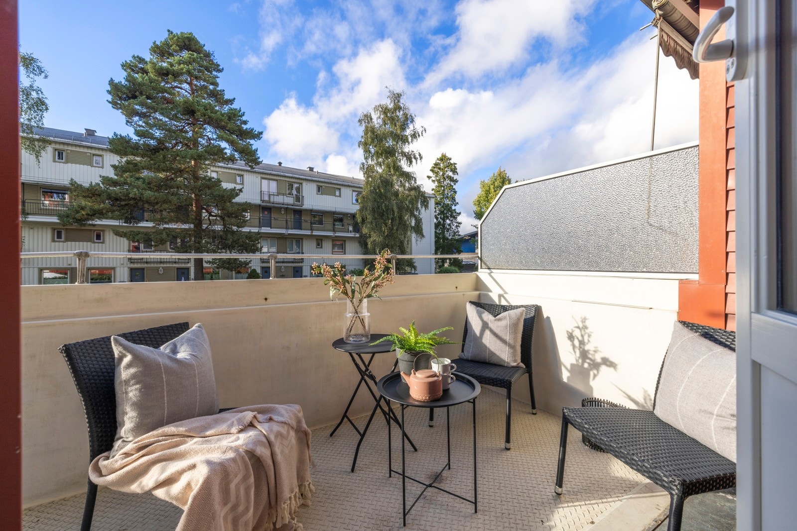 Når temperaturen er god og solen skinner på himmelen kan dagene tilbringes på balkongen med støpt dekke og tett rekkverk rundt Galleribilde