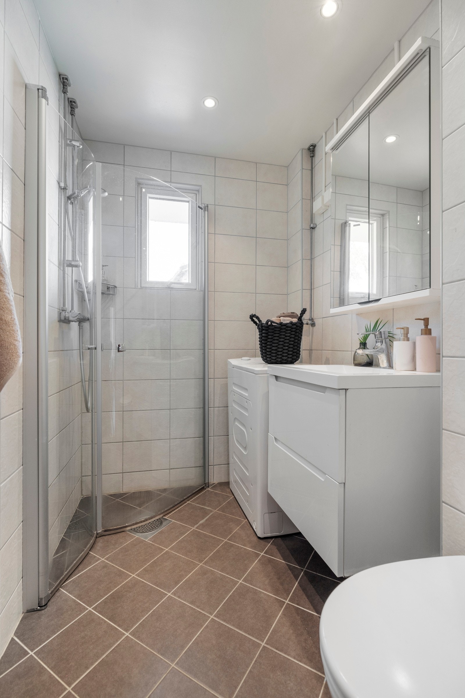 Badet ligger plassert i andre etasje og ble pusset opp i regi av borettslaget i 2017 Galleribilde