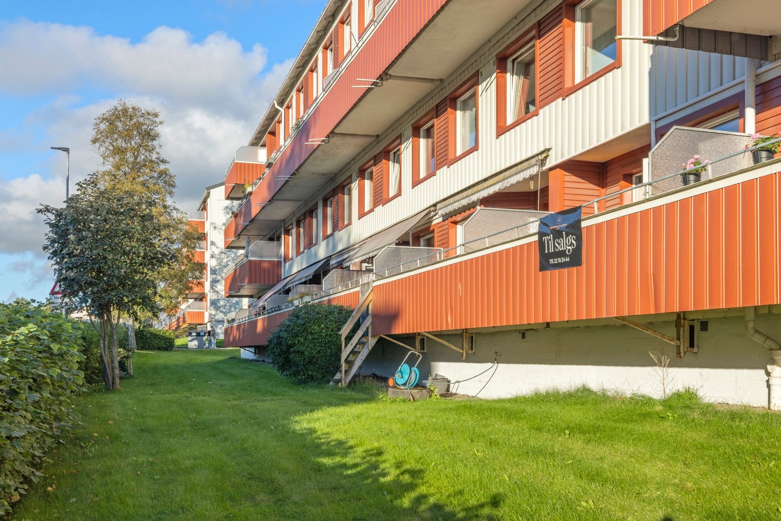 Borettslaget har en stor og godt opparbeidet tomt med gressplener, gjerder, hekker og frodig vegetasjon Galleribilde