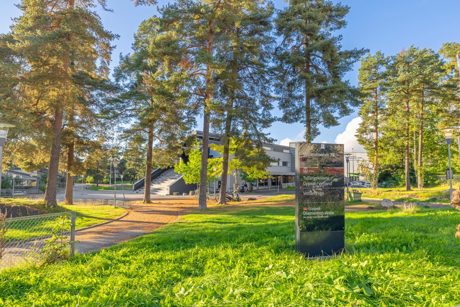 Oppsal barne- og ungdomsskole ligger rett over veien for leiligheten Galleribilde