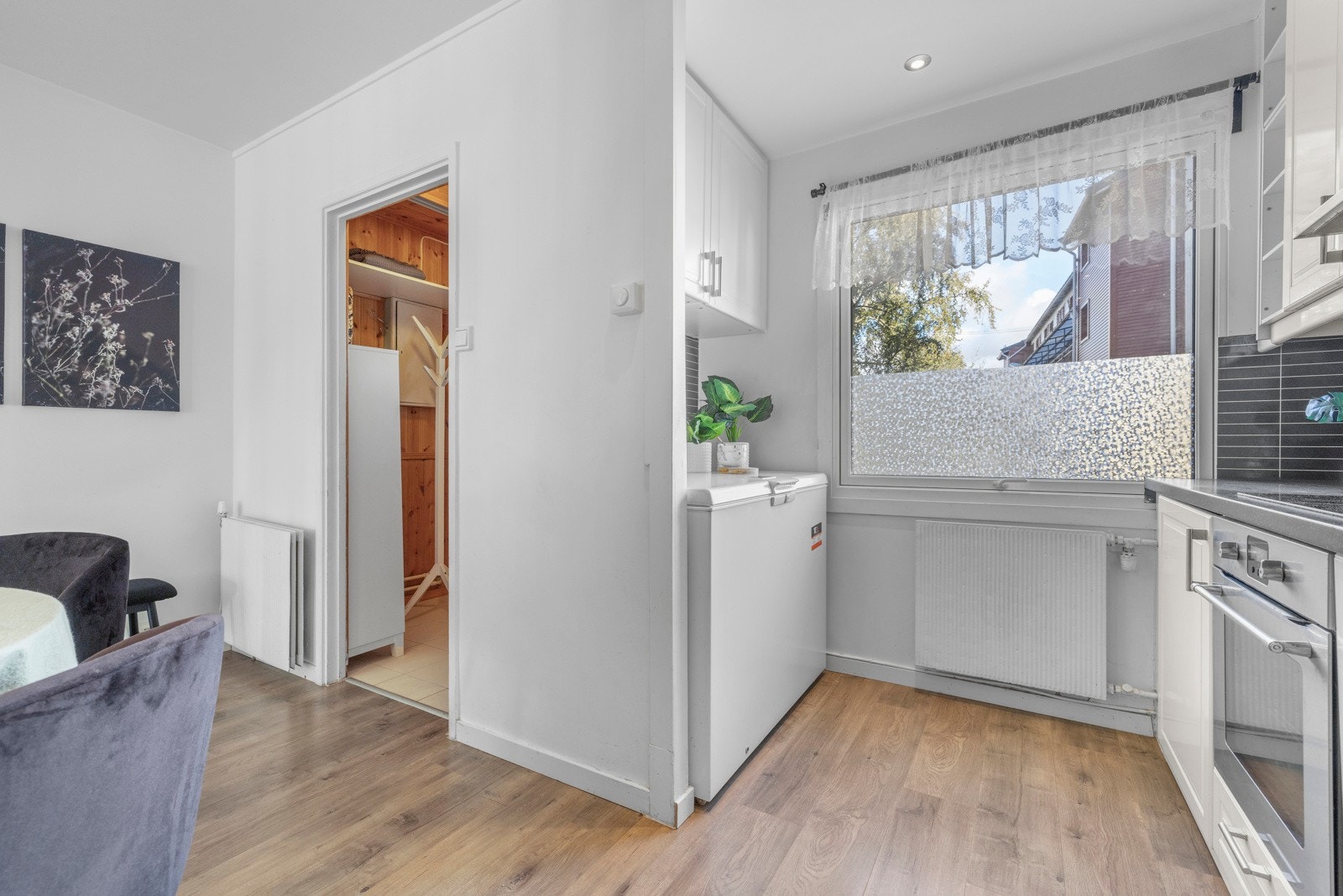 Hvitevarer som koketopp, stekeovn, micro og oppvaskmaskin er integrert i innredningen Galleribilde