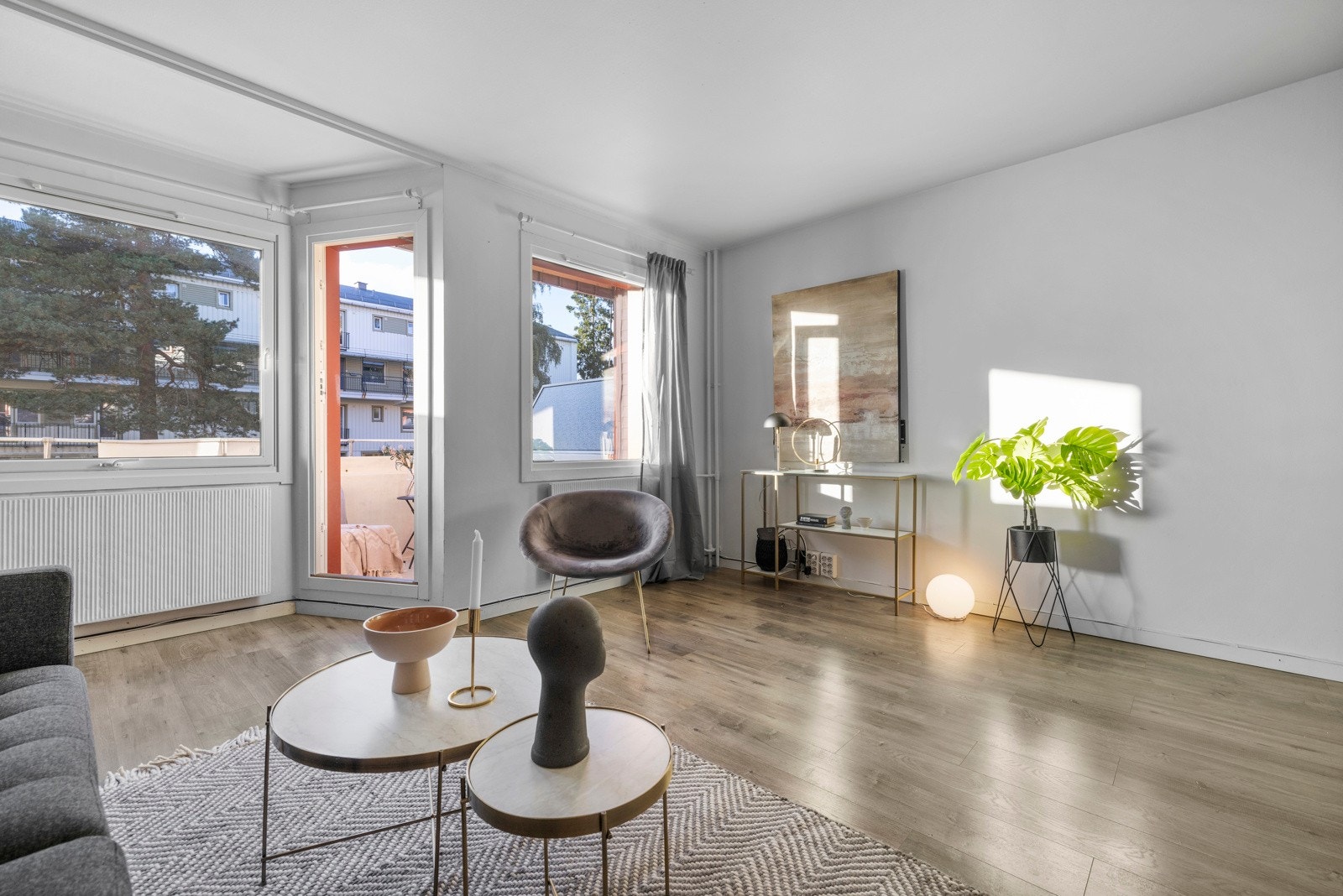 For øvrig er formen på rommet romslig og passer utmerket til møbler som sofagruppe, tv-løsning, vitrineskap eller annet oppbevaringsmøblement Galleribilde