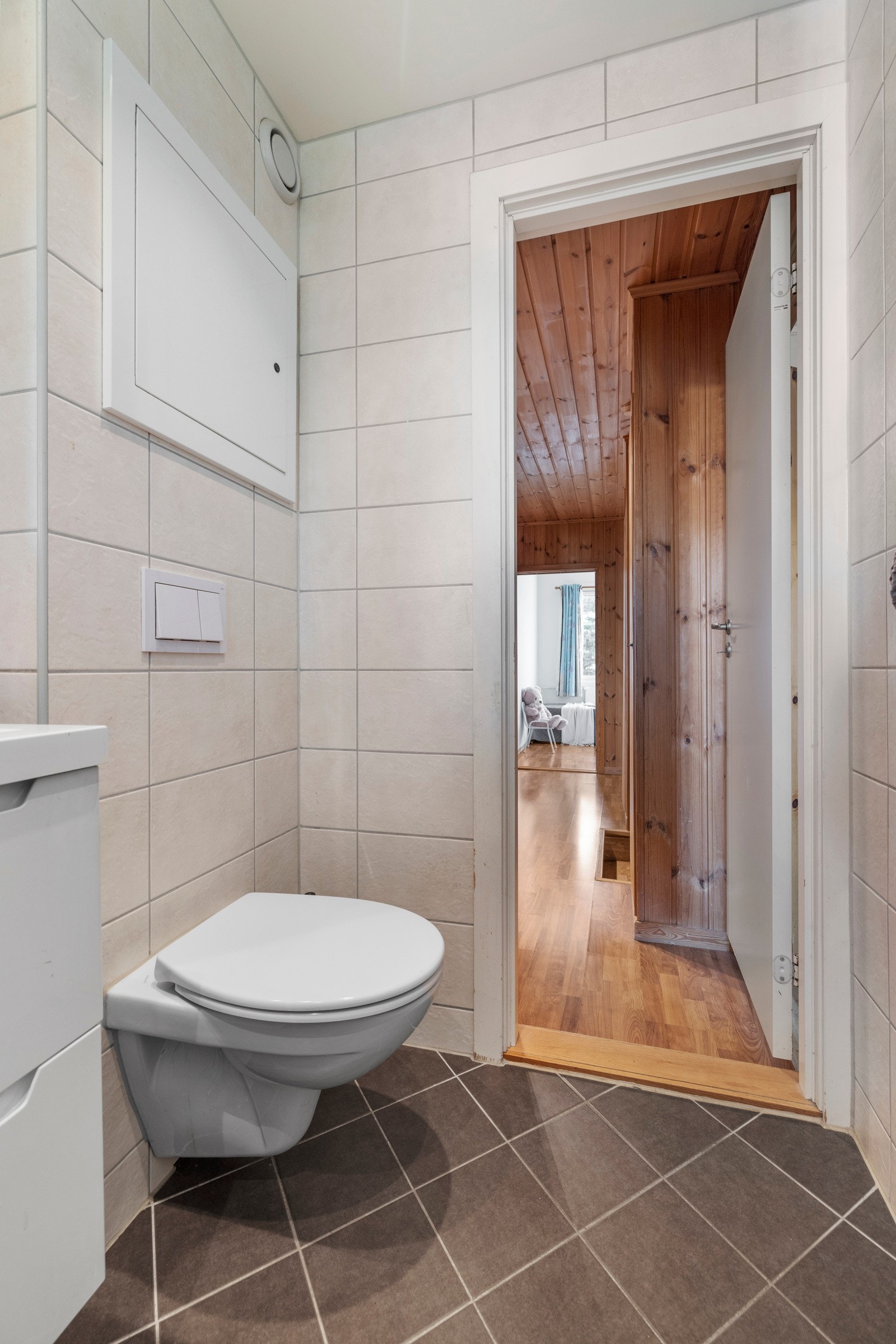 Ytterst i rommet er det vegghengt toalett Galleribilde