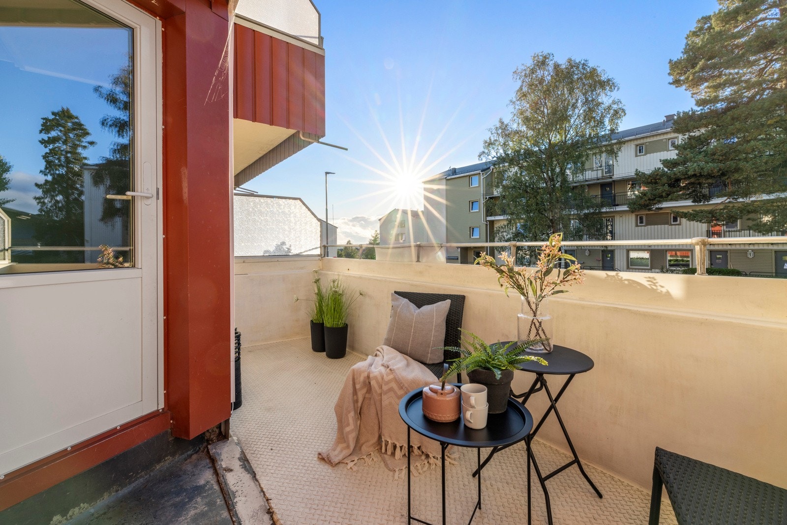 Noe av balkongen er overbygd og på hver side er rekkverket toppet med frostet glass Galleribilde