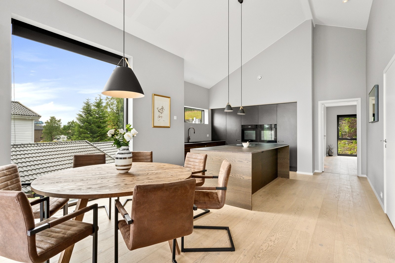 Boligen holder et moderne uttrykk med listefri overgang mellom tak og vegg. Galleribilde