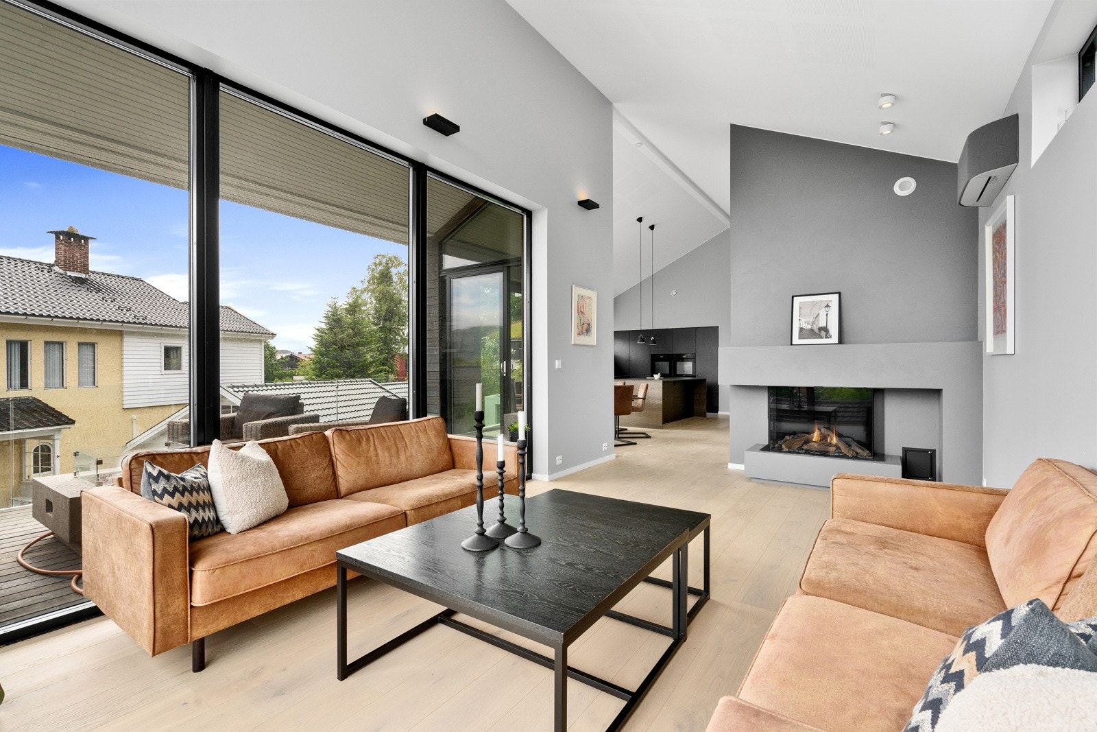 Innvendig fremstår boligen som både lys og moderne. Galleribilde