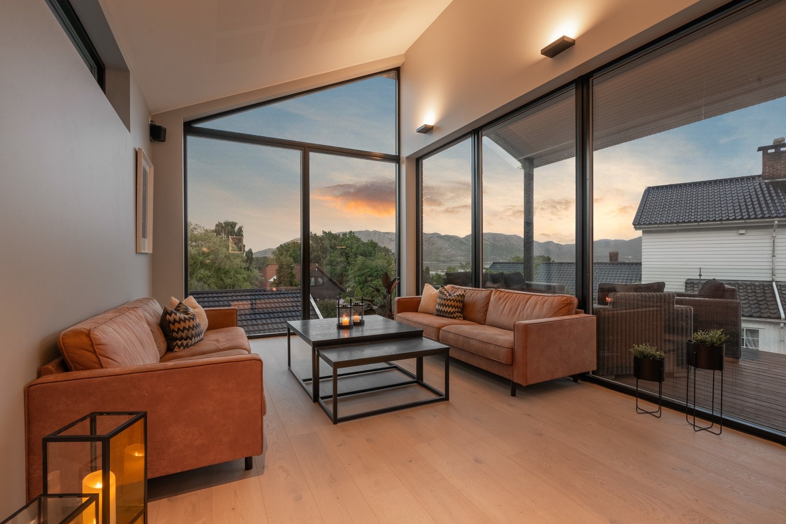 Åpen stue/kjøkkenløsning med store vindusflater som slipper inn rikelig med naturlig lysinnslipp. Galleribilde