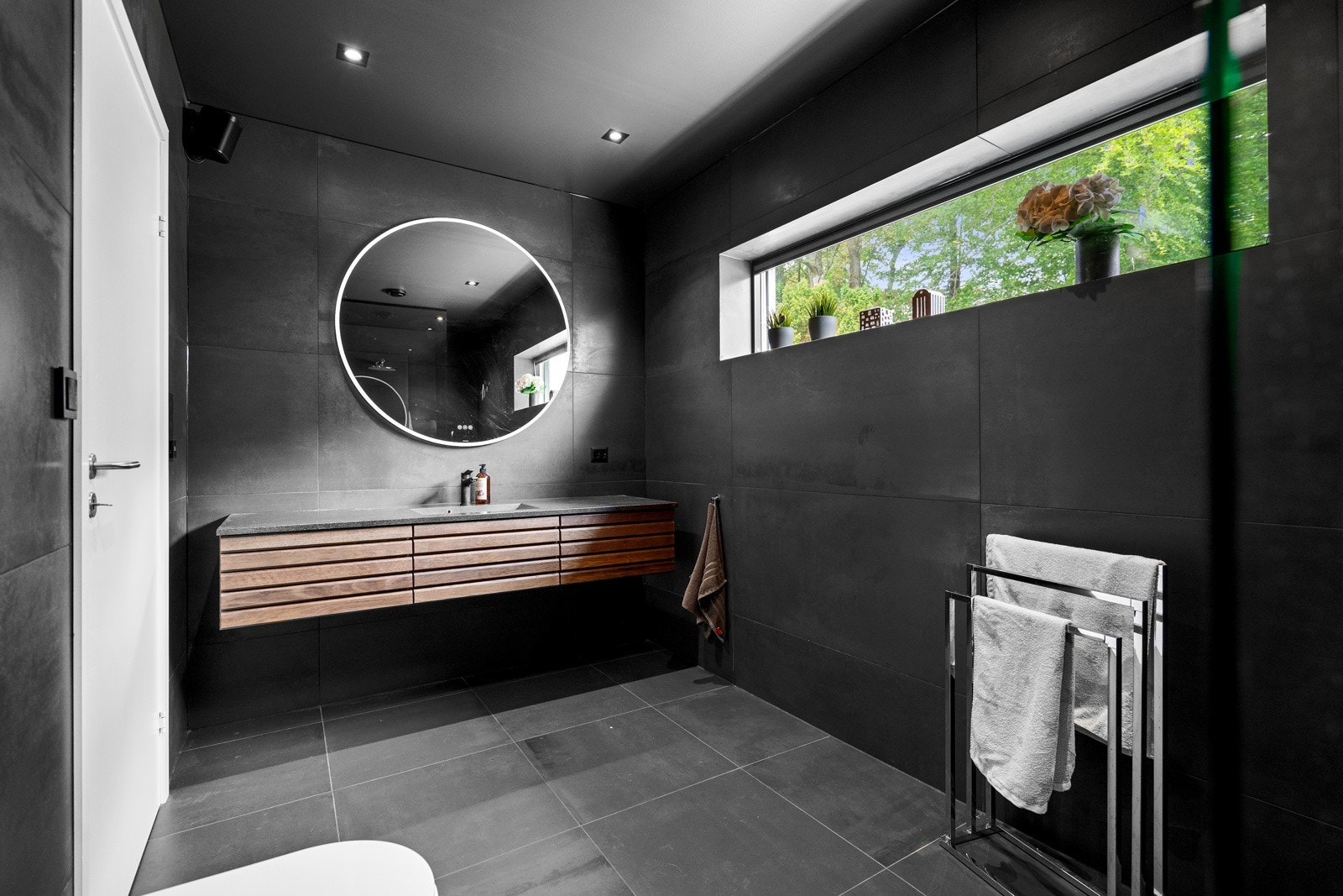 Lekkert flislagt baderom. Galleribilde