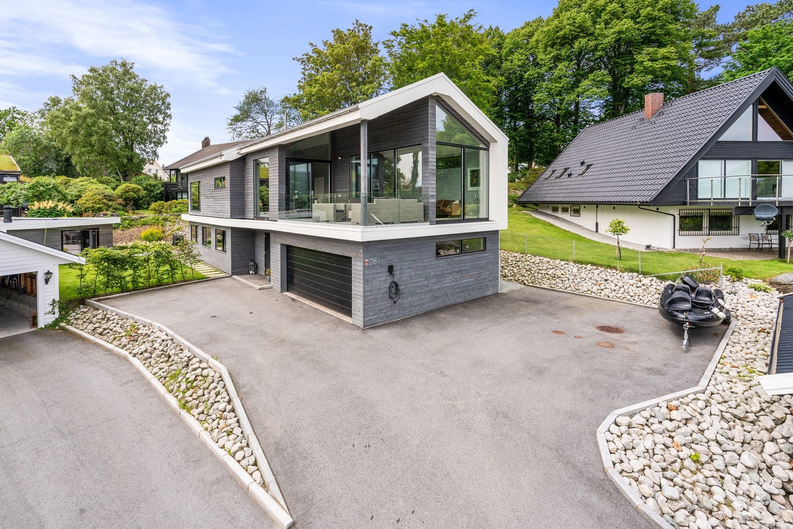 Gode parkeringsmuligheter i integrert garasje og på tomten. Galleribilde