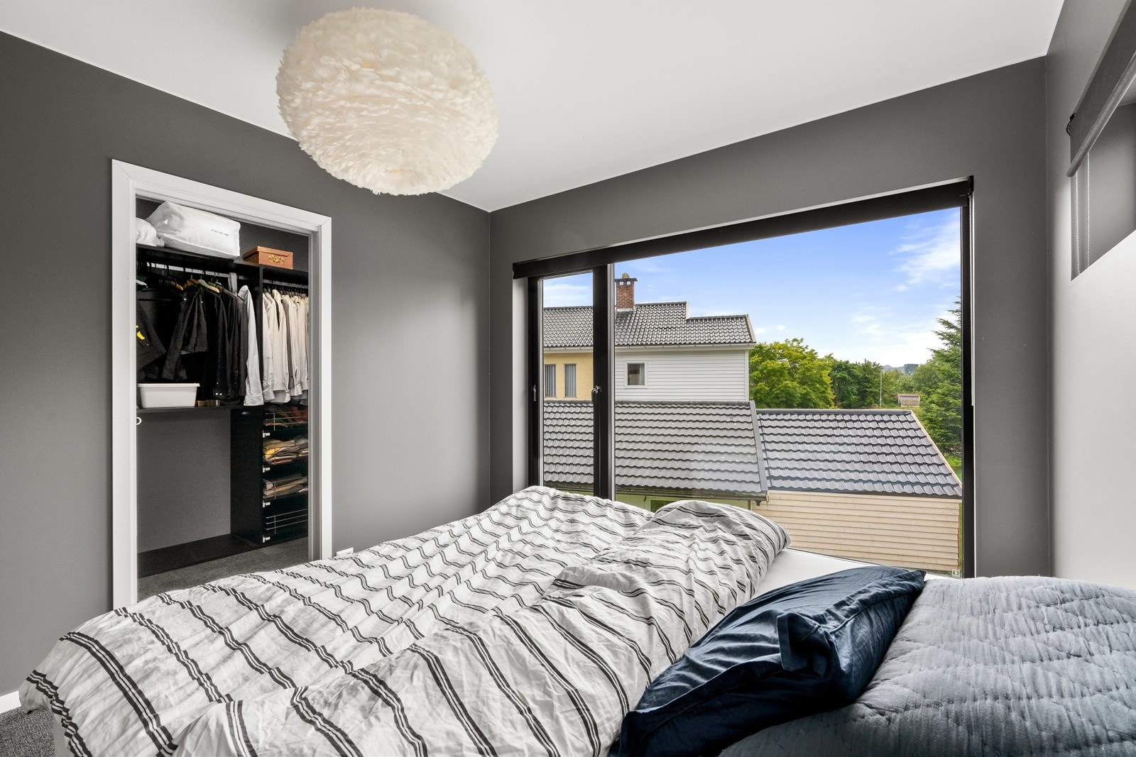 Hovedsoverommet har egen praktisk walk-in garderobe. Galleribilde