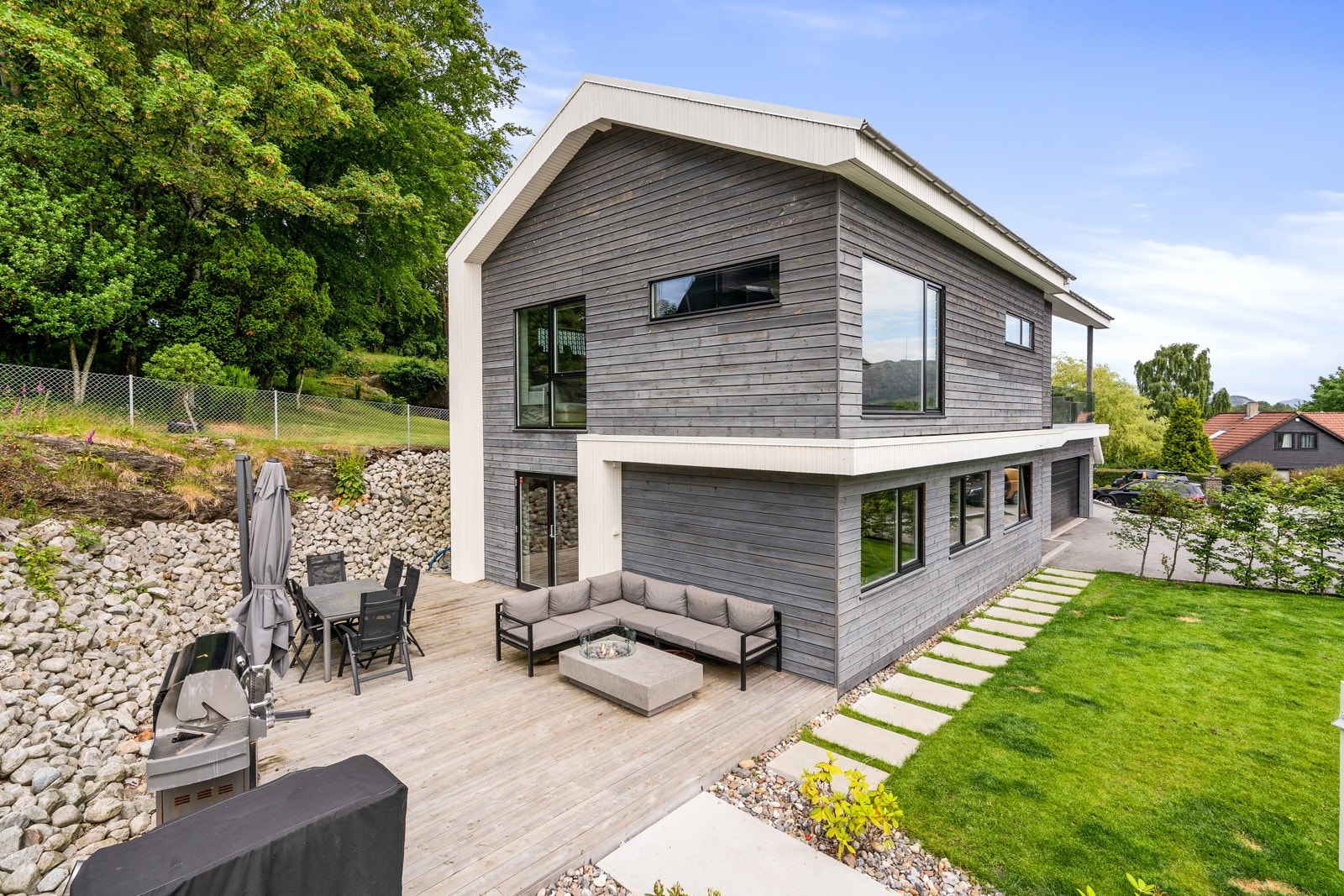 Pent opparbeidet uteområde med hage og terrasse. Galleribilde