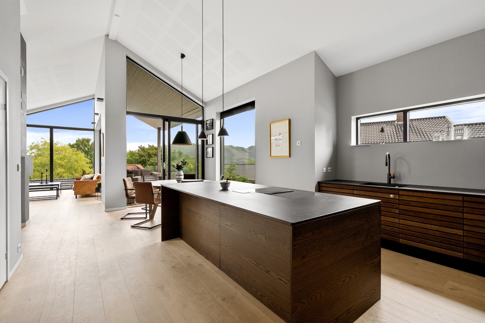 Kjøkkenet er utstyrt med en praktisk kjøkkenøy som gir god arbeidsplass. Galleribilde