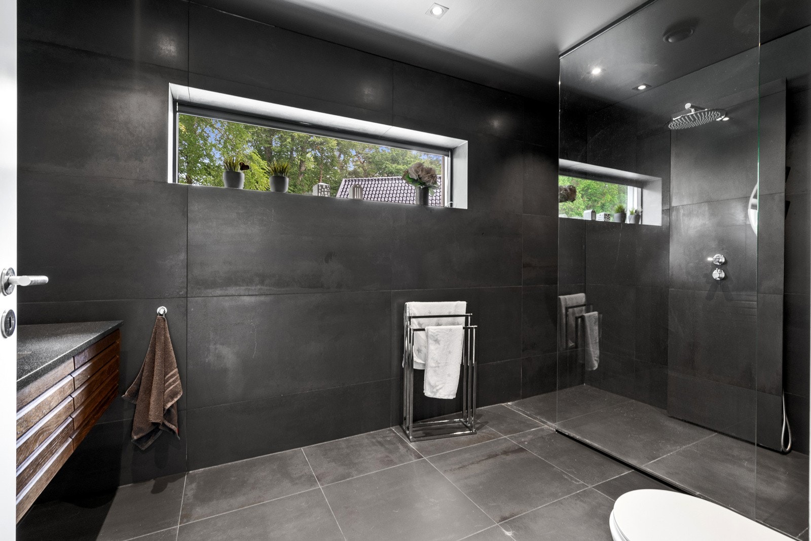 Baderommet holder samme høye standard som boligen for øvrig. Galleribilde