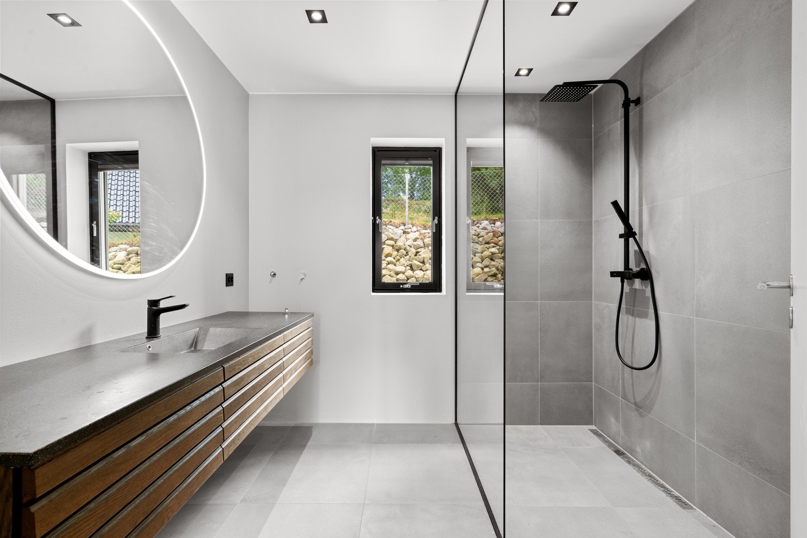 Lekkert fliselagt bad med gulvvarme. Galleribilde