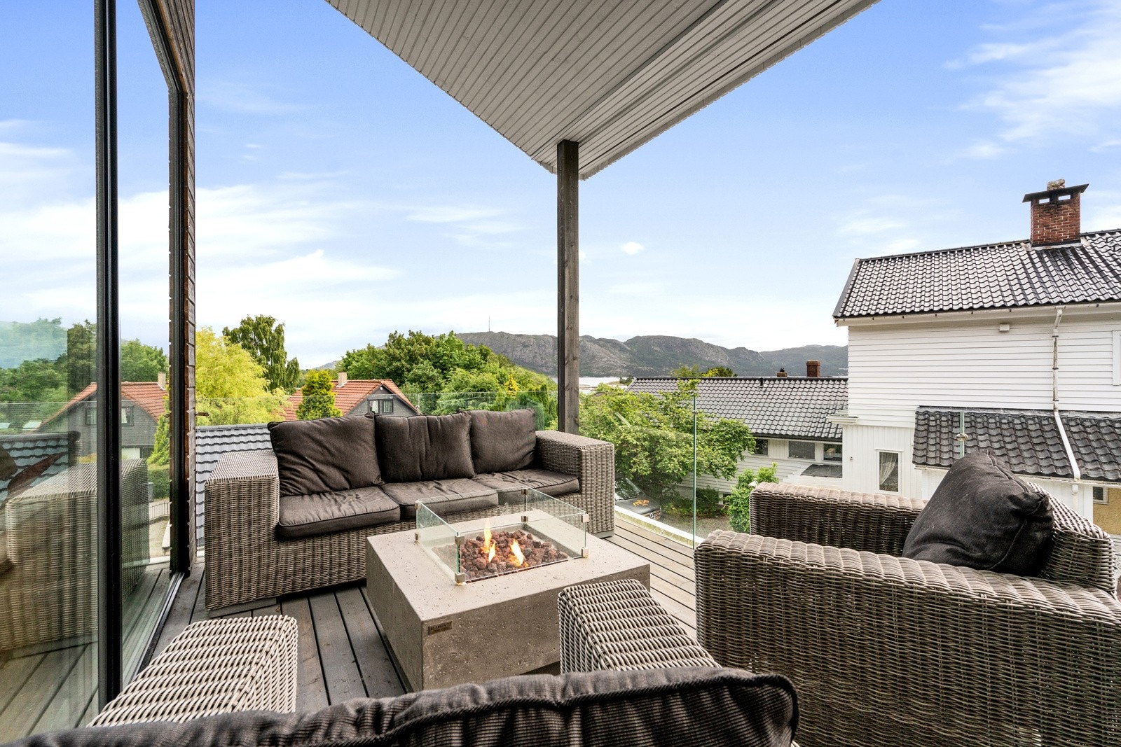 Lunt uteområde med god utsikt, med adkomst fra spisestuen. Galleribilde