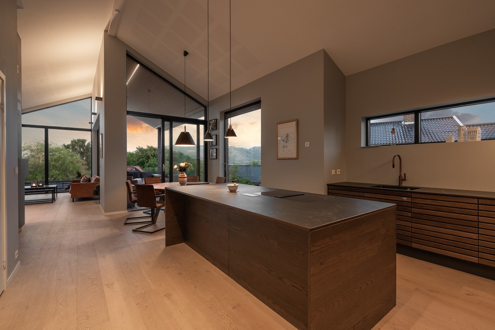 Lekkert og eksklusivt kjøkken med integrerte hvitevarer. Galleribilde