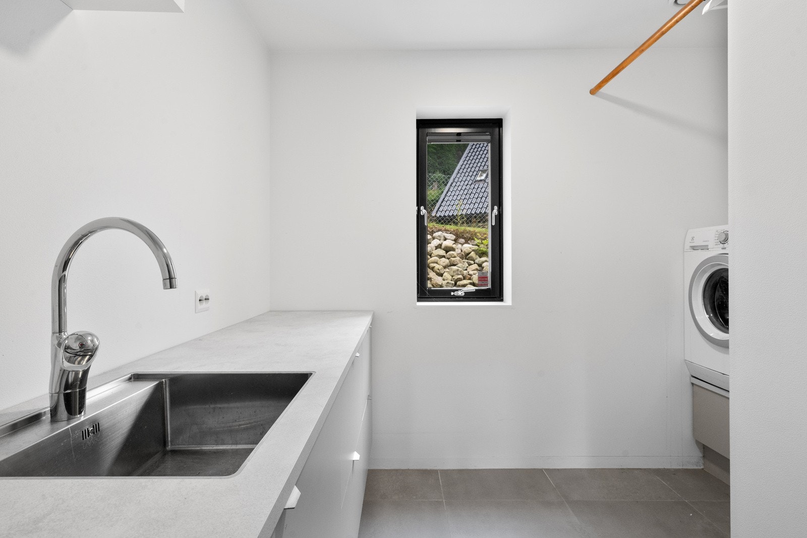 Praktisk vaskerom med plass for oppbevaring. Galleribilde