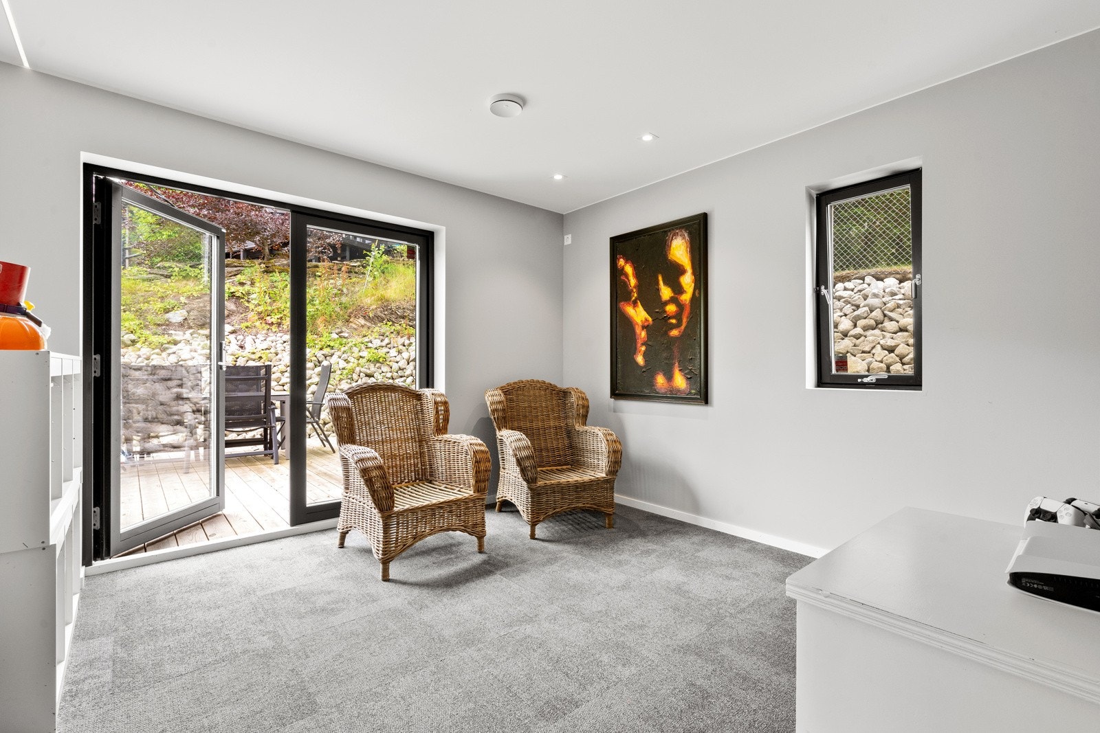 Fra stuen i første etasje har man direkte tilkomst til uteområdet. Galleribilde