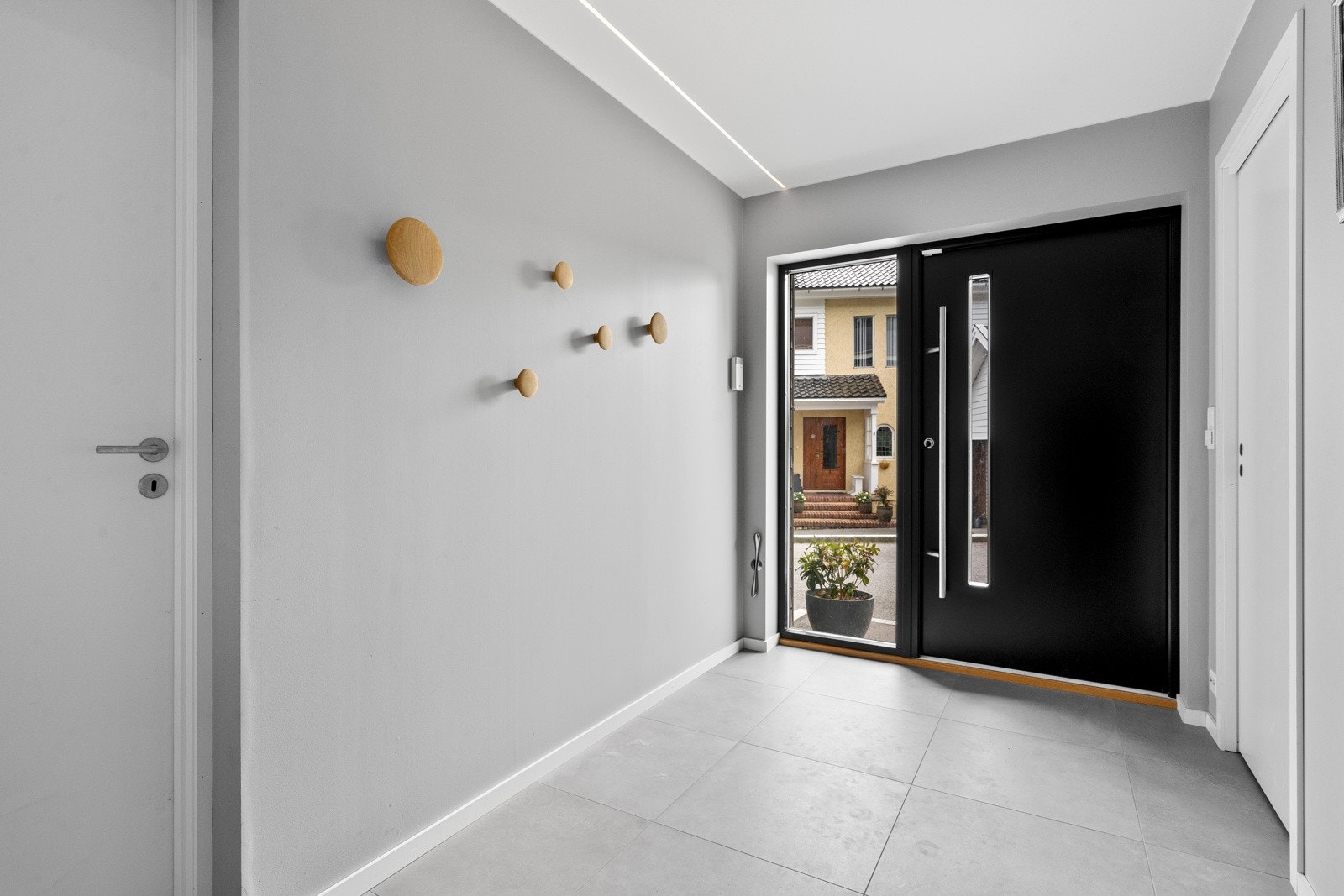 Innbydende og lys entré. Galleribilde