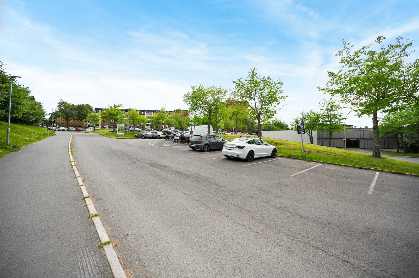 Det er godt med gjesteparkeringsmuligheter, samt mulighet for leie av ekstra parkeringsplass via borettslaget. Galleribilde