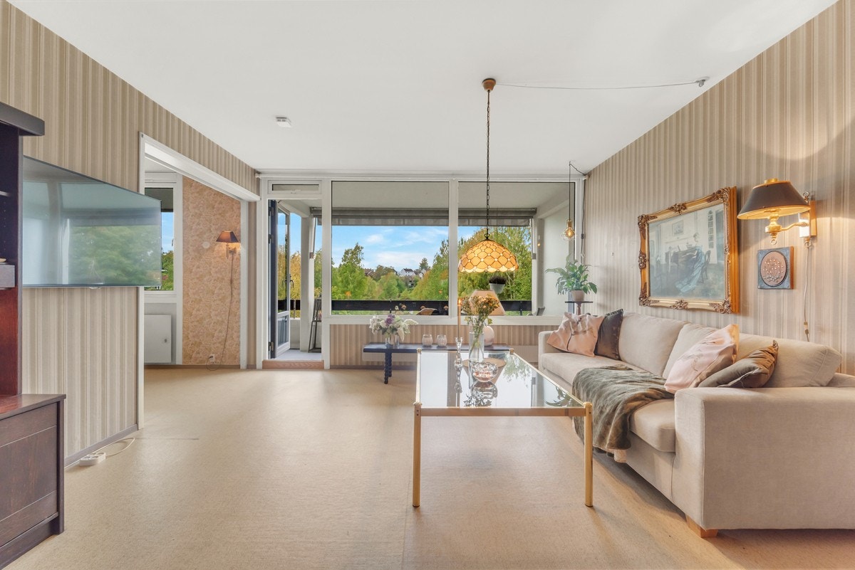 Det er rikelig med naturlig lysinnslipp i stuen. Galleribilde