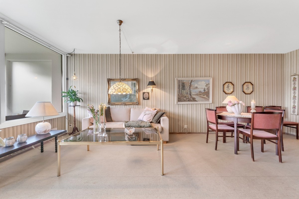 Stuen er romslig og enkel å innrede. Galleribilde