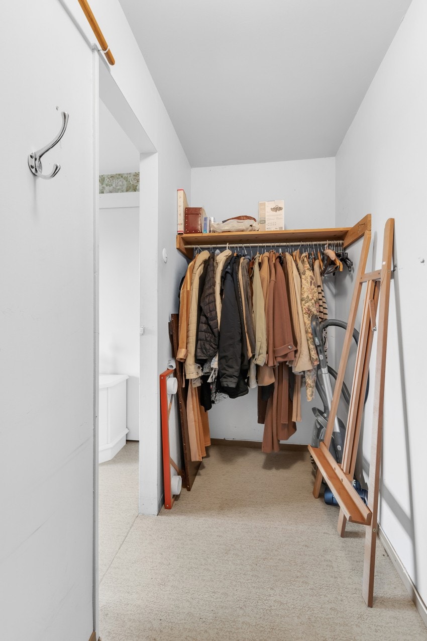 Soverom 1 har også adkomst til en egen walk-in garderobe/bod. Galleribilde