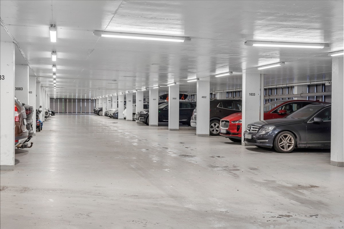 Garasjeplass i felles garasjeanlegg medfølger. Borettslaget tilbyr også leie av utendørs parkeringsplass. Galleribilde