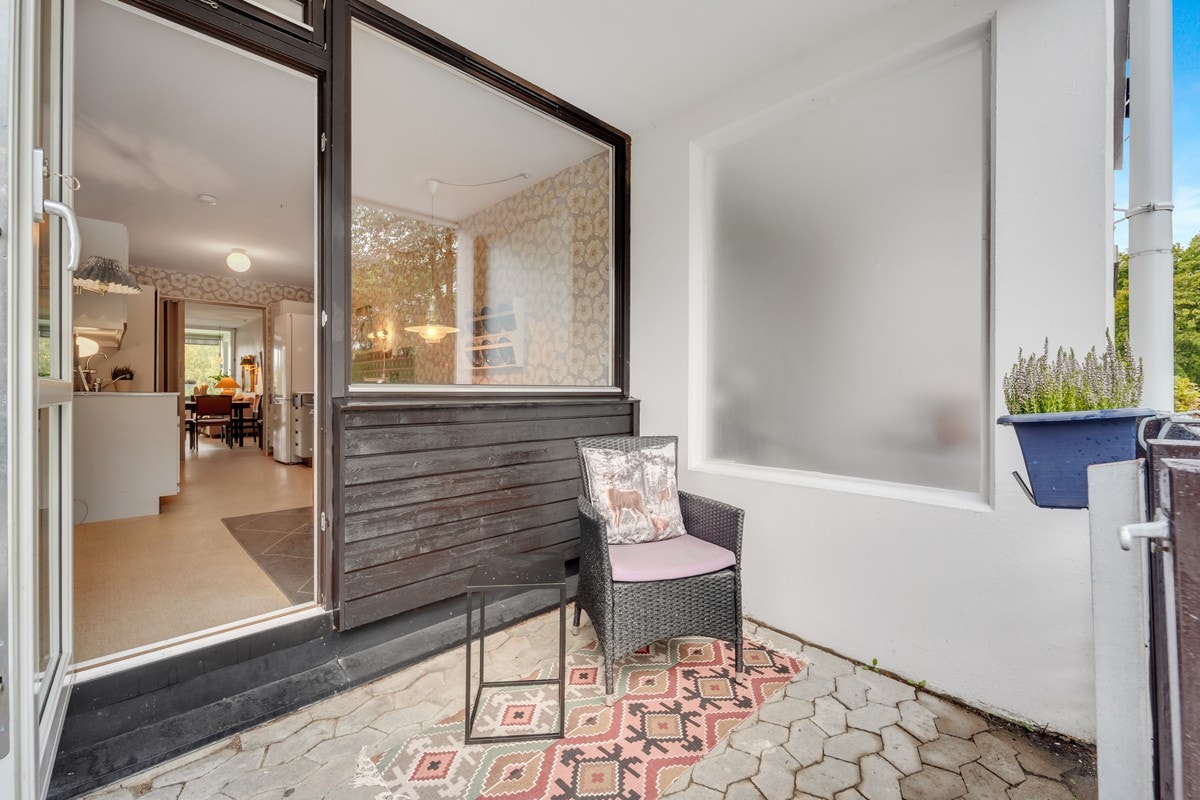 Terrasse på østsiden av bygget, målt til ca. 4,8 m2. Her kan morgenkaffen nytes i trivelige omgivelser. Galleribilde