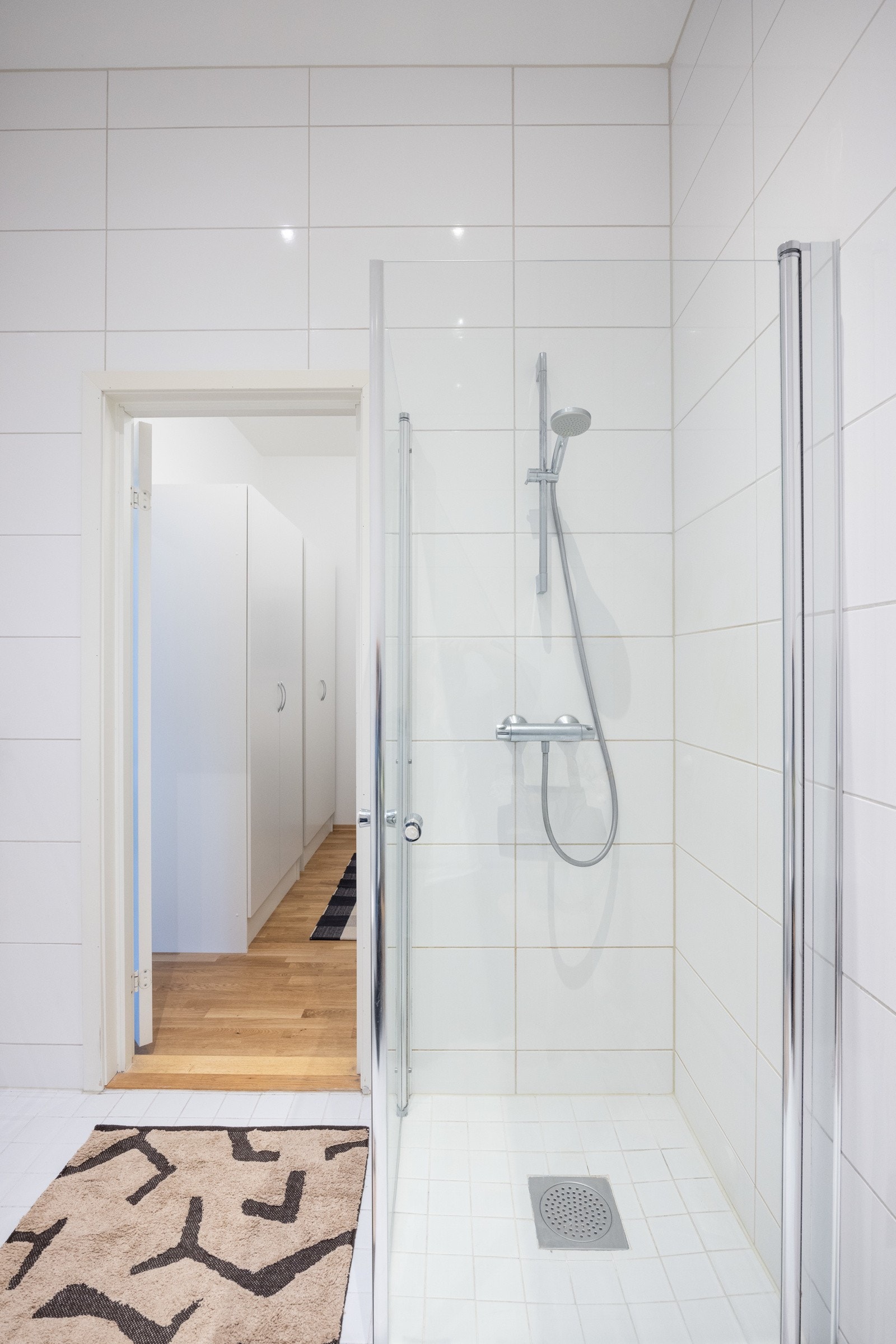 Stor dusjnisje med svingdører. Galleribilde