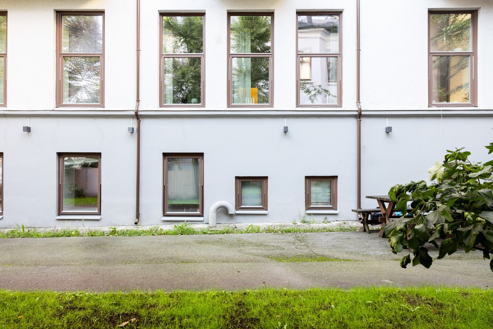 Det er godt over 2,5 meter opp til leilighetens 3 store vinduer. I tillegg er det leilighet i etasjen under. Galleribilde