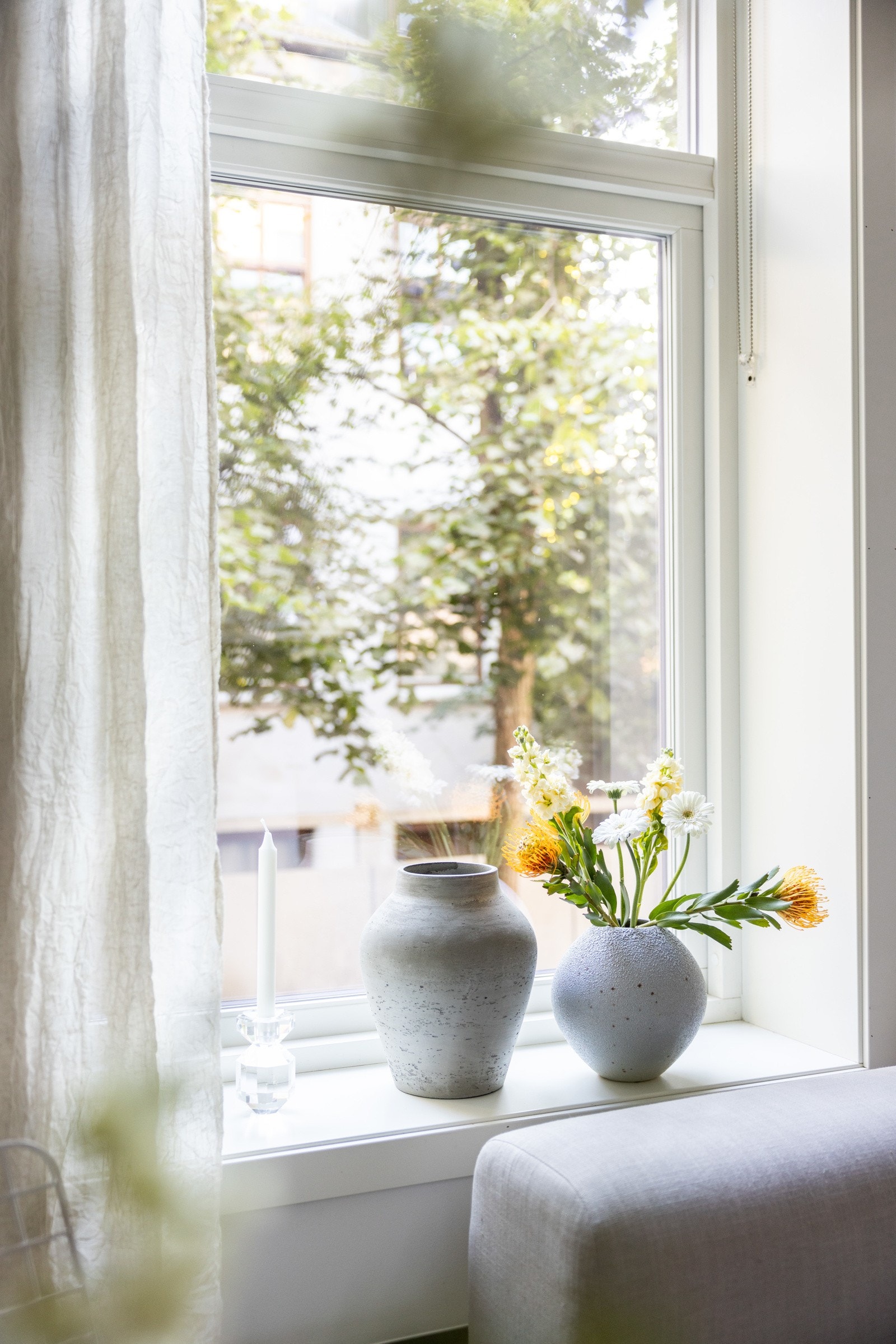 Dype vinduskarmer, hvor du kan sitte behagelig og nyte solen. Galleribilde