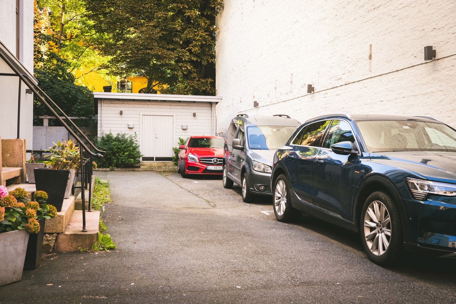 Borettslaget har 3 parkeringsplasser. Per i dag er plassene utleid, men man kan sette seg på venteliste. Galleribilde