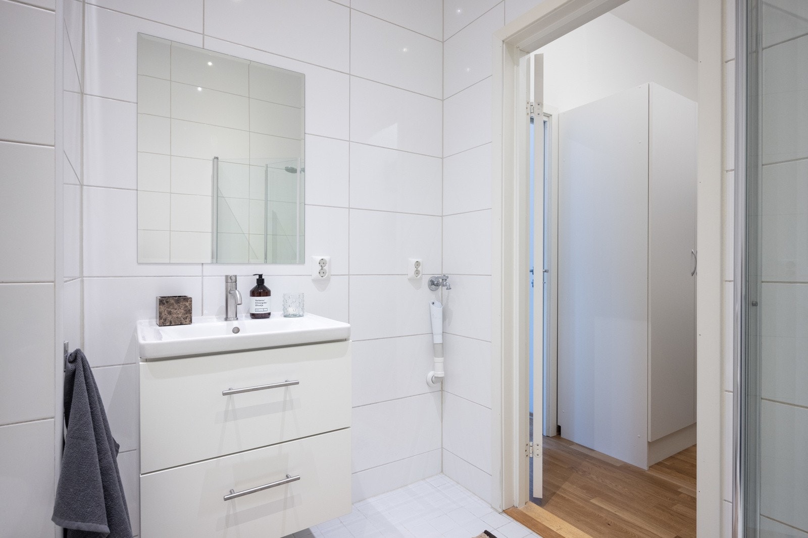 Opplegg for vaskemaskin og tørketrommel. Varmtvann er inkludert i felleskostnadene. Galleribilde