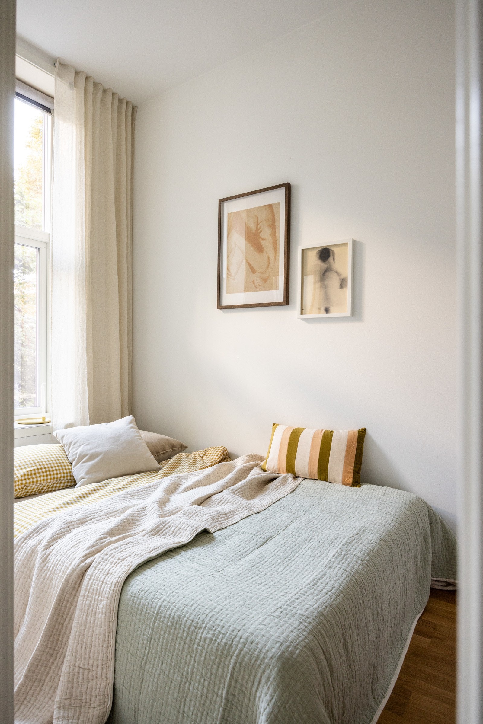 Stort og deilig soverom med garderobeskap og plass til både dobbeltseng og hjemmekontor. Galleribilde