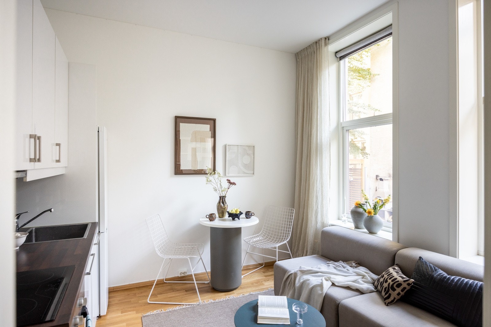 I stuen er romfølelsen behagelig, lys og luftig, både grunnet store vindusflater og generøs takhøyde. Galleribilde